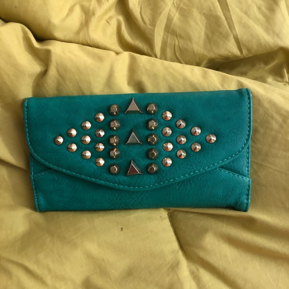 Wallet 🤍 - Picture 1 of 2